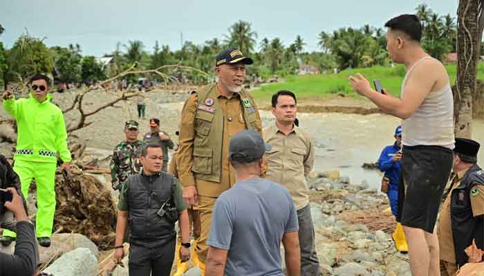 Tinjau Lokasi Banjir di Kota Padang, Gubernur Sumbar Instruksikan Pengerahan Alat Berat 1 Gubernur Sumbar, Mahyeldi tinjau Lokasi Banjir di Kota Padang