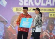 Gubernur Sumbar, Mahyeldi bersama Bupati Dharmasraya, Annisa Suci Ramadhani saat MPLS di SRT 3 Dharmasraya
