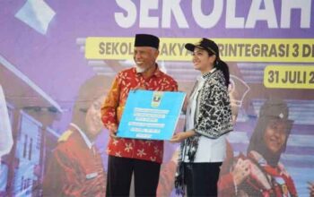 Dari Tanah yang Sunyi Itu Harapan Tumbuh 3 Gubernur Sumbar, Mahyeldi bersama Bupati Dharmasraya, Annisa Suci Ramadhani saat MPLS di SRT 3 Dharmasraya