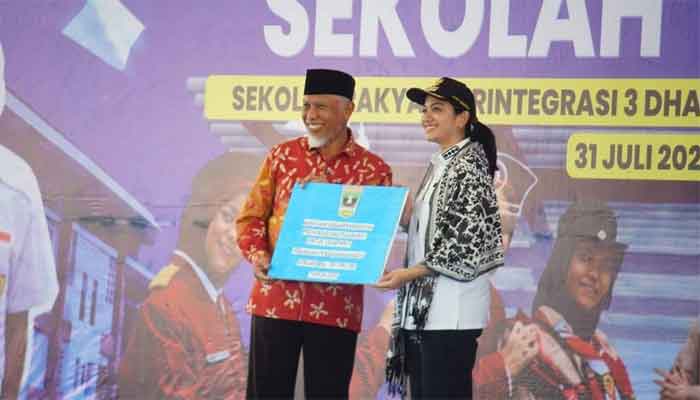 Dari Tanah yang Sunyi Itu Harapan Tumbuh 1 Gubernur Sumbar, Mahyeldi bersama Bupati Dharmasraya, Annisa Suci Ramadhani saat MPLS di SRT 3 Dharmasraya