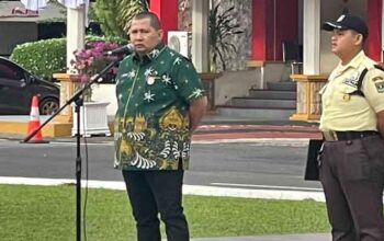 Pemprov Sumbar Himpun Bantuan Rendang untuk Korban Bencana Gempa NTT 2 Asisten Administrasi Umum Setda Provinsi Sumbar, Medi Iswandi saat menyampaikan imbauan Gubernur kepada ASN untuk berdonasi bagi korban terdampak bencana gempa di NTT saat memimpin apel pagi.