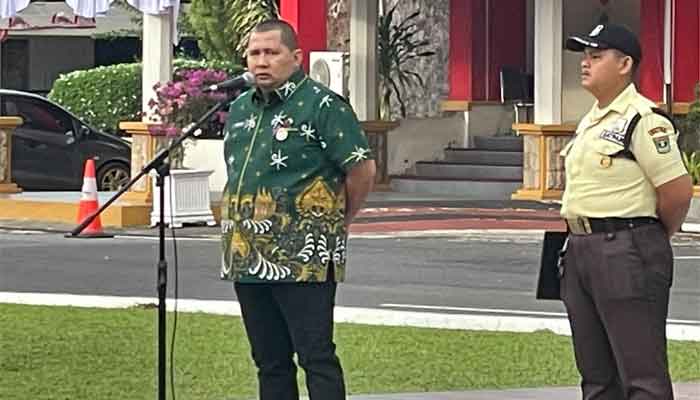 Asisten Administrasi Umum Setda Provinsi Sumbar, Medi Iswandi saat menyampaikan imbauan Gubernur kepada ASN untuk berdonasi bagi korban terdampak bencana gempa di NTT saat memimpin apel pagi.