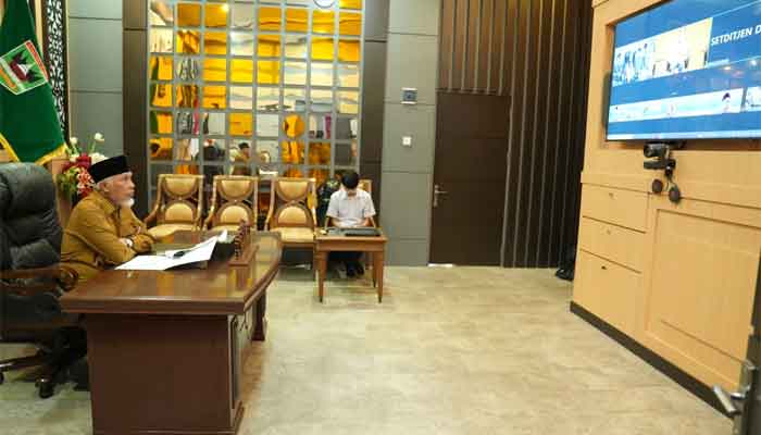 Gubernur Sumbar, Mahyeldi Ansharullah saat mengikuti Pembukaan Masa Pengenalan Lingkungan Sekolah (MPLS) Program PJJ Jenjang Pendidikan Menengah Tahun 2026 yang digelar Kemendikdasmen secara virtual