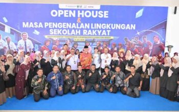 Gubernur Sumbar, Mahyeldi saat membuka Masa Pengenalan Lingkungan Sekolah (MPLS) Tahun Ajaran 2026/2027 di Sekolah Rakyat Terintegrasi (SRT) 3 Dharmasraya, Nagari Sungai Kambut, Kecamatan Pulau Punjung, Kabupaten Dharmasraya