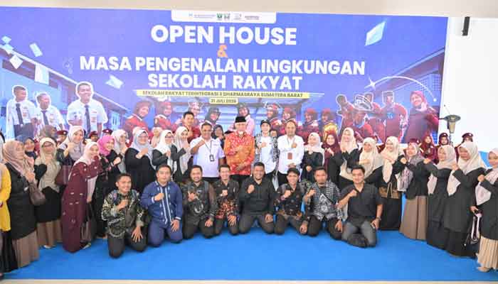 Gubernur Sumbar, Mahyeldi saat membuka Masa Pengenalan Lingkungan Sekolah (MPLS) Tahun Ajaran 2026/2027 di Sekolah Rakyat Terintegrasi (SRT) 3 Dharmasraya, Nagari Sungai Kambut, Kecamatan Pulau Punjung, Kabupaten Dharmasraya