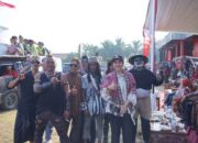 Dihadiri Bupati Dharmasraya, Battle of Surabaya Warnai Pawai Kemerdekaan di Blok E Sitiung 1 11 Bupati Dharmasraya, Annisa Suci Ramadhani berbaur bersama warga saat Pawai Kemerdekaan di Blok E Sitiung 1, Kecamatan Tiumang