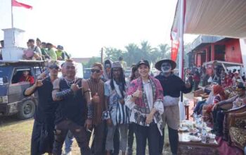 Dihadiri Bupati Dharmasraya, Battle of Surabaya Warnai Pawai Kemerdekaan di Blok E Sitiung 1 6 Bupati Dharmasraya, Annisa Suci Ramadhani berbaur bersama warga saat Pawai Kemerdekaan di Blok E Sitiung 1, Kecamatan Tiumang
