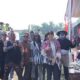 Bupati Dharmasraya, Annisa Suci Ramadhani berbaur bersama warga saat Pawai Kemerdekaan di Blok E Sitiung 1, Kecamatan Tiumang
