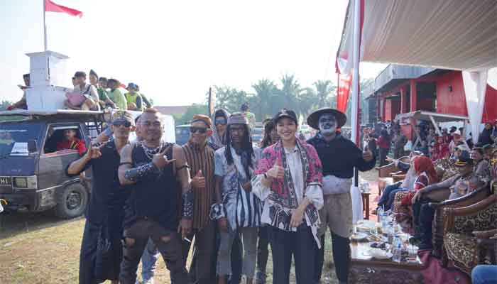 Bupati Dharmasraya, Annisa Suci Ramadhani berbaur bersama warga saat Pawai Kemerdekaan di Blok E Sitiung 1, Kecamatan Tiumang