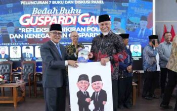 Gubernur Sumbar, Mahyeldi saat Peluncuran Tujuh Buku dan Diskusi Panel dalam rangka memperingati 70 Tahun Guspardi Gaus