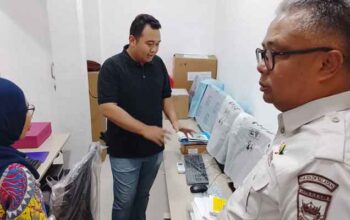 Fasilitas RSUD Solok Selatan Semakin Lengkap, CT Scan Kini Tersedia 4 Sekdakab Syamsurizaldi memantau kedatangan dan pemasangan alat kesehatan CT Scan di RSUD Solok Selatan