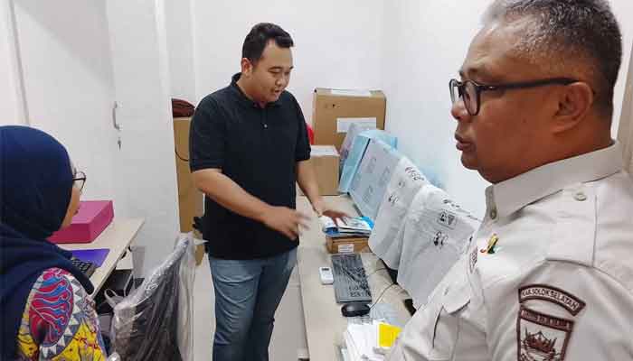 Sekdakab Syamsurizaldi memantau kedatangan dan pemasangan alat kesehatan CT Scan di RSUD Solok Selatan
