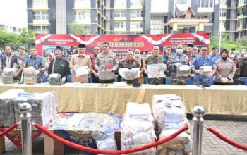 Pemusnahan Barang Bukti, Gubernur Sumbar Minta Pencegahan dan Pemberantasan Narkotika Diperkuat 3 Gubernur Mahyeldi hadiri konferensi pers dan pemusnahan barang bukti narkotika di halaman Mapolda Sumbar