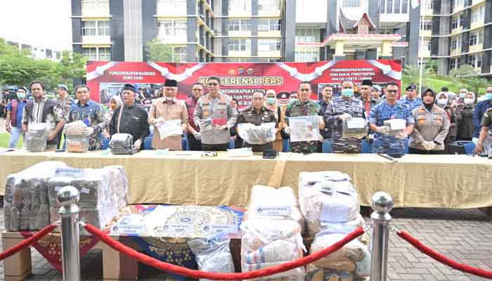 Pemusnahan Barang Bukti, Gubernur Sumbar Minta Pencegahan dan Pemberantasan Narkotika Diperkuat 1 Gubernur Mahyeldi hadiri konferensi pers dan pemusnahan barang bukti narkotika di halaman Mapolda Sumbar
