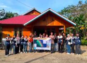 Mahasiswa KKN UNP 2026 Petakan Jalur Evakuasi Bencana di Desa Matobe Mentawai 9 Mahasiswa KKN Universitas Negeri Padang bersama perangkat desa dan masyarakat Desa Matobe memperlihatkan peta jalur evakuasi tsunami yang telah disusun sebagai bagian dari upaya mendukung kesiapsiagaan bencana di desa.