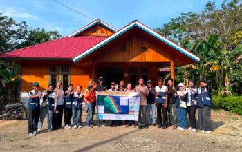 Mahasiswa KKN UNP 2026 Petakan Jalur Evakuasi Bencana di Desa Matobe Mentawai 4 Mahasiswa KKN Universitas Negeri Padang bersama perangkat desa dan masyarakat Desa Matobe memperlihatkan peta jalur evakuasi tsunami yang telah disusun sebagai bagian dari upaya mendukung kesiapsiagaan bencana di desa.