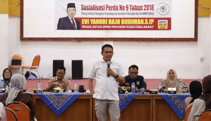 Sosialisasi Perda, Evi Yandri Ajak Warga Rangkul Pecandu Narkoba untuk Direhabilitasi 1 Wakil Ketua DPRD Sumbar, Evi Yandri saat Sosialisasi Perda