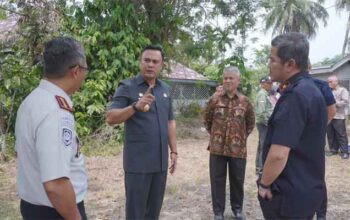 Pemkab Sijunjung Siapkan Hibah Lahan untuk Pembangunan Kantor Imigrasi 4 Bupati Benny Dwifa Yuswir bersama Kepala Kantor Wilayah Direktorat Jenderal Imigrasi Sumbar, Arvin Gumilang meninjau lahan hibah untuk pembangunan Kantor Imigrasi di Kabupaten Sijunjung