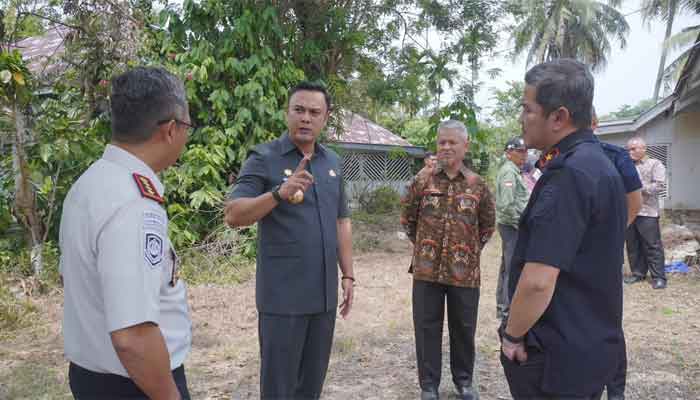 Pemkab Sijunjung Siapkan Hibah Lahan untuk Pembangunan Kantor Imigrasi 1 Bupati Benny Dwifa Yuswir bersama Kepala Kantor Wilayah Direktorat Jenderal Imigrasi Sumbar, Arvin Gumilang meninjau lahan hibah untuk pembangunan Kantor Imigrasi di Kabupaten Sijunjung