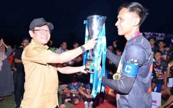 Tigo Kayo FC Juara Piala Wali Kota Payakumbuh 2026 Lewat Drama Adu Penalti 5 Wako Zulmaeta serahkan trofi Juara Piala Wali Kota Payakumbuh 2026 kepada Tigo Kayo FC