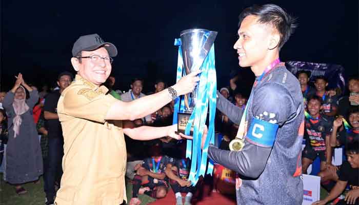 Tigo Kayo FC Juara Piala Wali Kota Payakumbuh 2026 Lewat Drama Adu Penalti 1 Wako Zulmaeta serahkan trofi Juara Piala Wali Kota Payakumbuh 2026 kepada Tigo Kayo FC