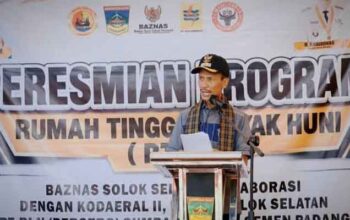 Tak Lagi Menumpang, Sassarita Kini Tempati Rumah Layak di Nagari Sako Selatan Pasir Talang 7 Wakil Bupati Solok Selatan saat penyerahan rumah layak huni