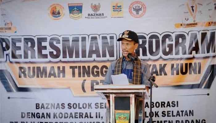 Wakil Bupati Solok Selatan saat penyerahan rumah layak huni