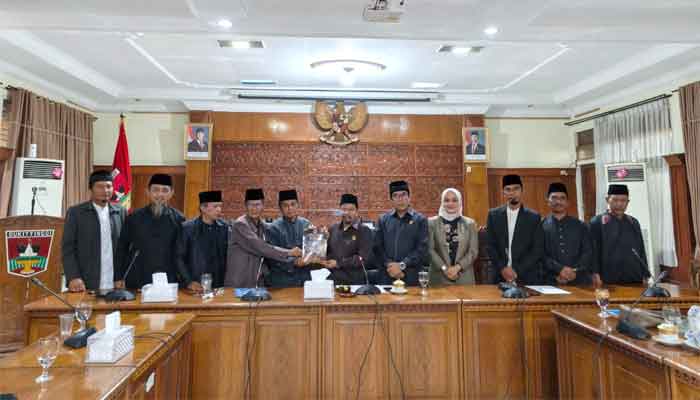 Ketua DPRD Bukittinggi, Syaiful Efendi terima Naskah Akademik dan Usulan Ranperda Pengakuan Masyarakat Hukum Adat Kurai