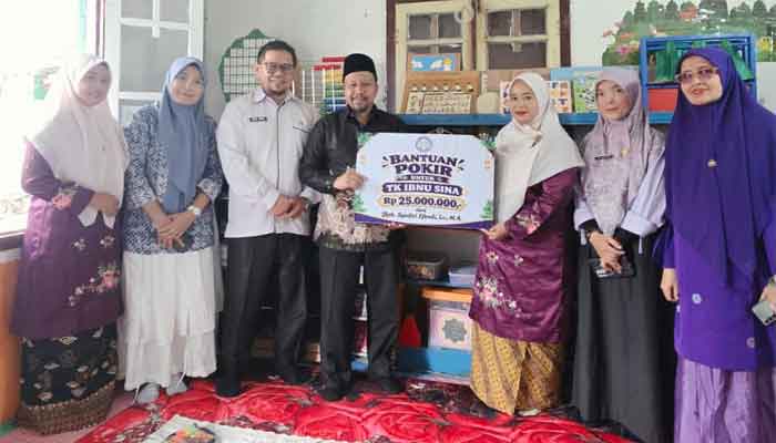 ‎Ketua DPRD Bukittinggi, Syaiful Efendi salurkan dana Pokir Rp 25 Juta ke TK Ibnu Sina