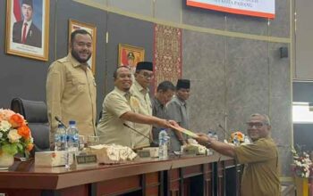 DPRD Kota Padang Siap Bahas 3 Ranperda Strategis Usulan Pemko 3 DPRD Kota Padang menggelar Rapat Paripurna dengan agenda penyampaian 3 Ranperda usulan Pemko