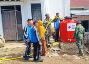 Anggota Kodim 0310/SSD Bagikan Air Bersih untuk Korban Banjir Bandang Arosuka Solok