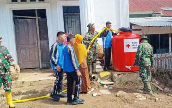 Anggota Kodim 0310/SSD Bagikan Air Bersih untuk Korban Banjir Bandang Arosuka Solok 4 Anggota Kodim 0310/SSD Bagikan Air Bersih untuk Korban Banjir Bandang Arosuka, Kabupaten Solok