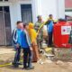 Anggota Kodim 0310/SSD Bagikan Air Bersih untuk Korban Banjir Bandang Arosuka Solok