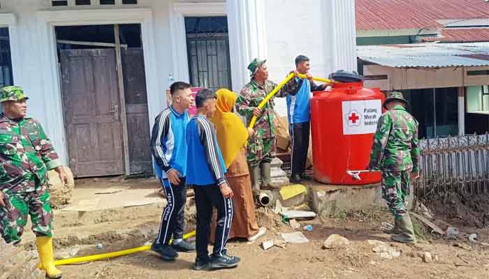 Anggota Kodim 0310/SSD Bagikan Air Bersih untuk Korban Banjir Bandang Arosuka, Kabupaten Solok