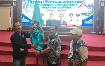 Aspon Dedi Kembali Nakhodai PWI Payakumbuh-Limapuluh Kota 3 Ketua PWI Sumbar, Widya Navies serahkan bendera kepada Aspon Dedi yang kembali terpilih sebagai Ketua PWI Payakumbuh-Limapuluh Kota