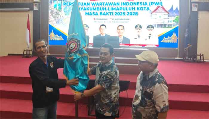 Aspon Dedi Kembali Nakhodai PWI Payakumbuh-Limapuluh Kota 1 Ketua PWI Sumbar, Widya Navies serahkan bendera kepada Aspon Dedi yang kembali terpilih sebagai Ketua PWI Payakumbuh-Limapuluh Kota