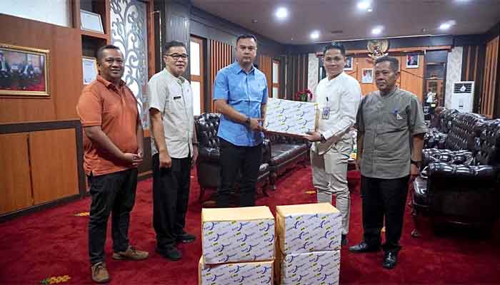 Bank Nagari Serahkan 5.000 Masker kepada Pemkab Sijunjung
