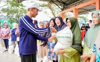 CFD, Wabup Solok Selatan Serahkan Bantuan Pangan untuk Masyarakat Sungai Pagu 6 Wabup Solok Selatan, Yulian Efi serahkan bantuan pangan beras untuk masyarakat Kecamatan Sungai Pagu