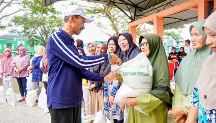 Wabup Solok Selatan, Yulian Efi serahkan bantuan pangan beras untuk masyarakat Kecamatan Sungai Pagu