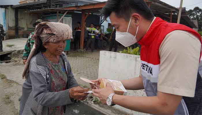 Pertamina Patra Niaga Regional Sumbagut Salurkan Bantuan Pasca Erupsi Gunung Sinabung di Karo