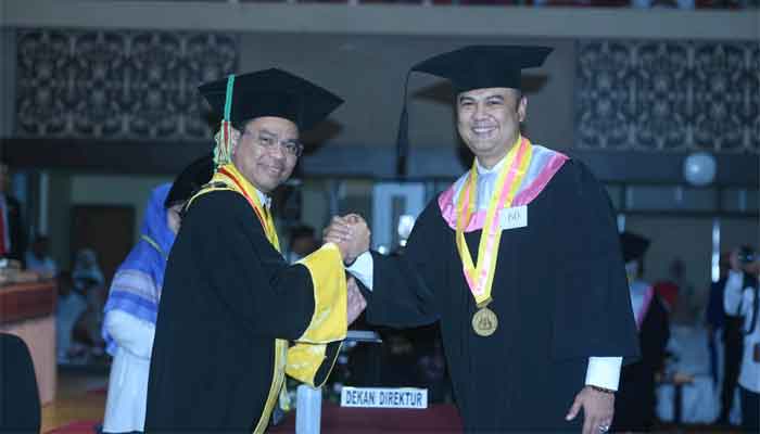 Bupati Sijunjung Benny Dwifa Yuswir Wisuda Gelar Doktor dari FEB UNP 1 Bupati Sijunjung, Dr. Benny Dwifa Yuswir, S.STP., M.Si., bersalaman dengan Rektor UNP, Krismadinata usai wisuda periode ke-145 Program Doktor, Magister, Sarjana, Sarjana Terapan dan Diploma Tahun 2026 dari Fakultas Ekonomi dan Bisnis (FEB)