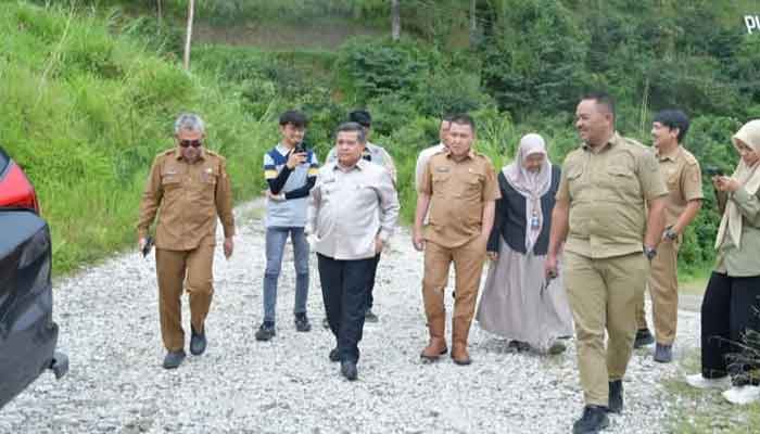 Realisasi Janji Kampanye, Bupati Agam Tinjau Sejumlah Ruas Jalan Rusak, Siapkan Perbaikan 2 Bupati Agam, Benni Warlis tinjau sejumlah ruas jalan rusak