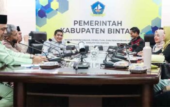 Bupati Bintan Perkuat Sinergi Pembangunan Keluarga dengan Kepala BKKBN Perwakilan Kepri 8 Bupati Bintan, Roby Kurniawan terima audiensi Kepala BKKBN Perwakilan Kepri, Victor Palingbong