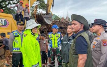 Bupati Solok, Jon Firman Pandu tinjau kawasan terdampak banjir bandang di Arosuka