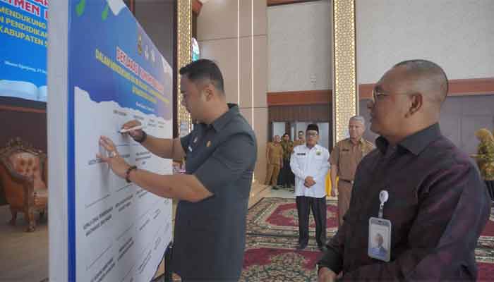 Bupati Sijunjung, Benny Dwifa Yuswir tandatangani Deklarasi Komitmen Bersama Wajib Belajar 13 Tahun