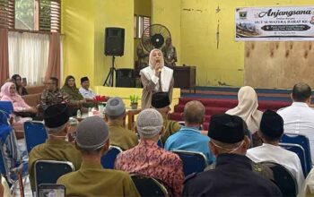 Ketua BKOW Sumbar, Dianita Maulin Berbagi Kebahagiaan Bersama Lansia di Panti Sabai Nan Aluih Sicincin