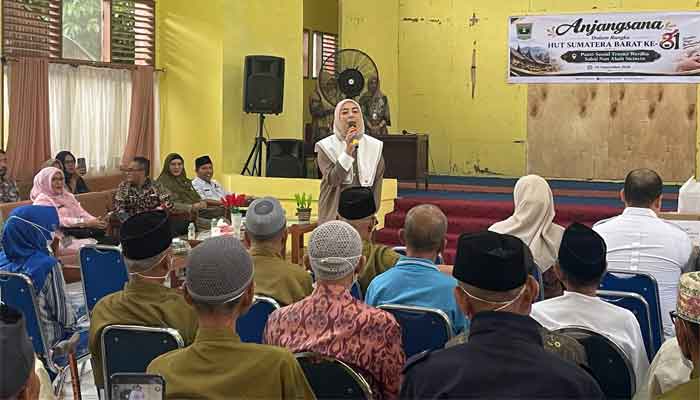 Hari Jadi Sumbar ke-81, Dianita Maulin Berbagi Kebahagiaan Bersama Lansia di Panti Sabai Nan Aluih Sicincin