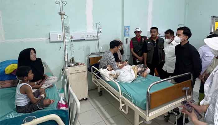 Wapres Gibran Rakabuming Raka jenguk korban banjir bandang di RSUD Arosuka, Kabupaten Solok
