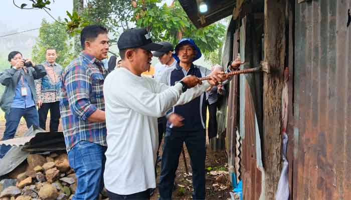 Kemensos, Bupati dan Anggota DPRD Kabupaten Solok Goro Bangun Rumah Bantuan untuk Zahira di Koto Gaek Guguak 1 Kemensos, Bupati dan Anggota DPRD Kabupaten Solok Goro Bangun Rumah Bantuan Siswi SRMP 5 di Nagari Koto Gaek Guguak