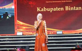 Ketua Dekranasda Kabupaten Bintan Kenakan Batik Motif Otak-otak di Parade Kriyanusa 2026 5 Ketua Dekranasda Kabupaten Bintan, Hafizha Rahmadhani kenakan Batik Motif Otak-otak di Parade Kriyanusa 2026